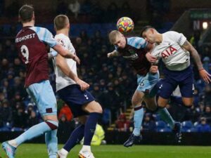 مباراة توتنهام أمام بيرنلي والقنوات الناقلة اليوم